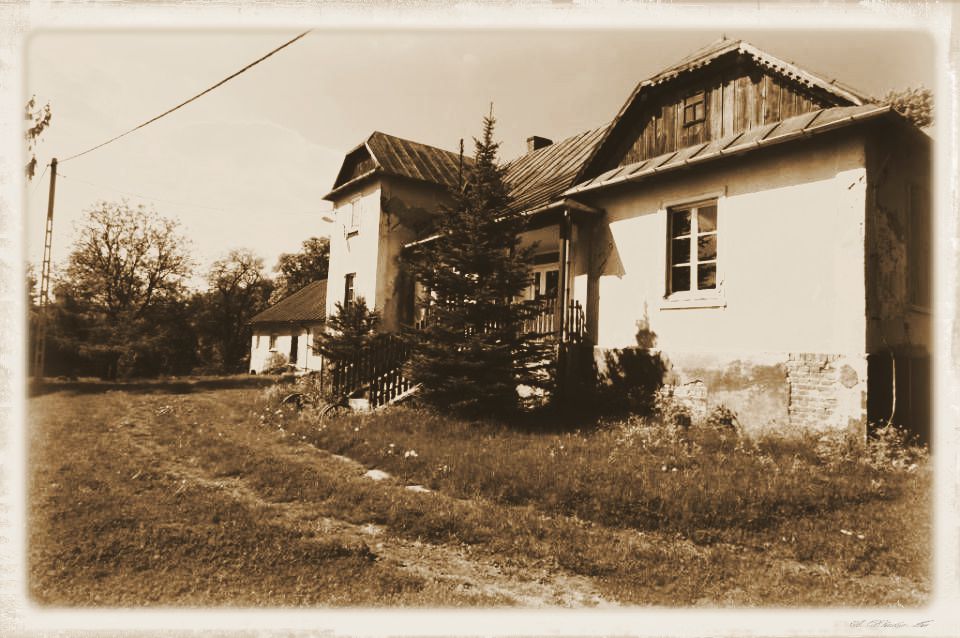 Dworek Polski w Stawcach Lubelskich - zabytek XIX w. Zdjęcie przed gruntowną renowacją.