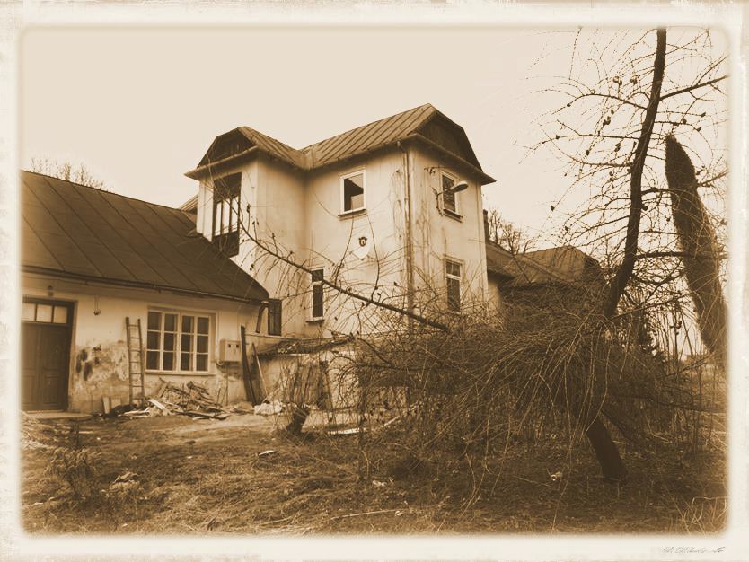 Dworek Polski w Stawcach Lubelskich - zabytek XIX w. Zdjęcie przed gruntowną renowacją.