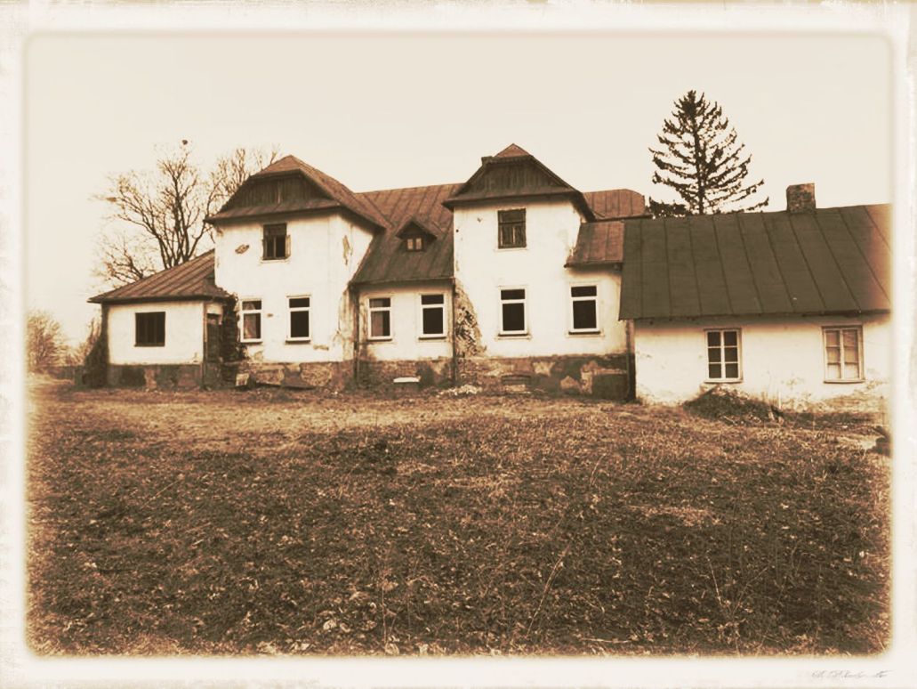 Dworek Polski w Stawcach Lubelskich - zabytek XIX w. Zdjęcie przed gruntowną renowacją.