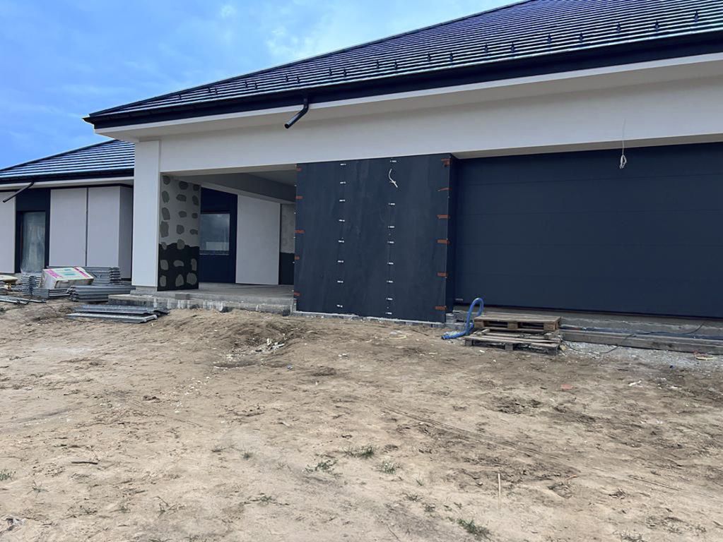 Hazel - Projektowanie elewacji. Projekt elewacji domu.parterowego. projekt elewacji woj. Mazowieckie, projekt online cała Polska, indywidualny projekt elewacji, wizualizacja elewacji biało czarna elewacja, zdjęcia z realizacji projektu. spieki kwarcowe na elewacji.