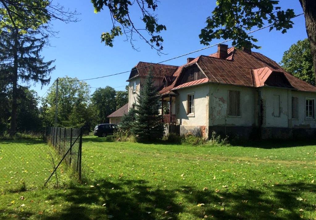 Dworek Polski w Stawcach Lubelskich - zabytek XIX w. Zdjęcie przed gruntowną renowacją.