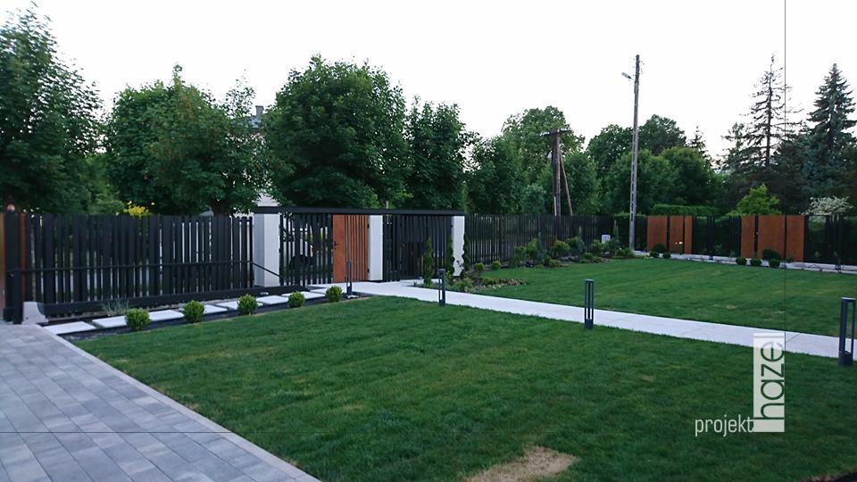 Hazel projekt – projektowanie elewacji. Projekt elewacji Tomaszów Lubelski. projekt ogrodzenia frontowego, projektowanie ogrodzeń, furtka z zadaszeniem, stalowe ogrodzenie, projektowanie ogrodzeń, projekt terenu posesji, realizacja projektu ogrodzenia, nowoczesne ogrodzenie frontowe, 