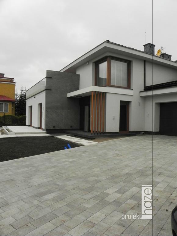 Hazel projekt – projektowanie elewacji. projekt elewacji i ogrodzenia, biała elewacja, projekt elewacji domu piętrowego, projekt ogrodzenia frontowego, projektowanie elewacji online, realizacja projektu elewacji,  elewacja w stylu willowym, elewacja domu w Tomaszowie Lubelskim, 