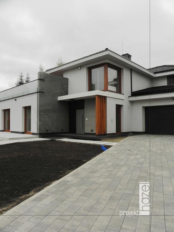 Hazel projekt – projektowanie elewacji. projekt elewacji i ogrodzenia, biała elewacja, projekt elewacji domu piętrowego, projekt ogrodzenia frontowego, projektowanie elewacji online, realizacja projektu elewacji,  elewacja w stylu willowym, elewacja domu w Tomaszowie Lubelskim, 