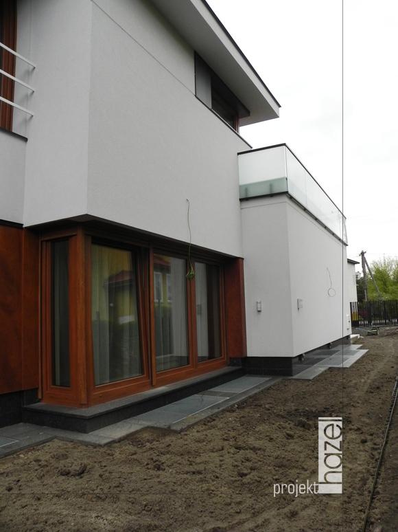 Hazel projekt – projektowanie elewacji. projekt elewacji i ogrodzenia, biała elewacja, projekt elewacji domu piętrowego, projekt ogrodzenia frontowego, projektowanie elewacji online, realizacja projektu elewacji,  elewacja w stylu willowym, elewacja domu w Tomaszowie Lubelskim, 