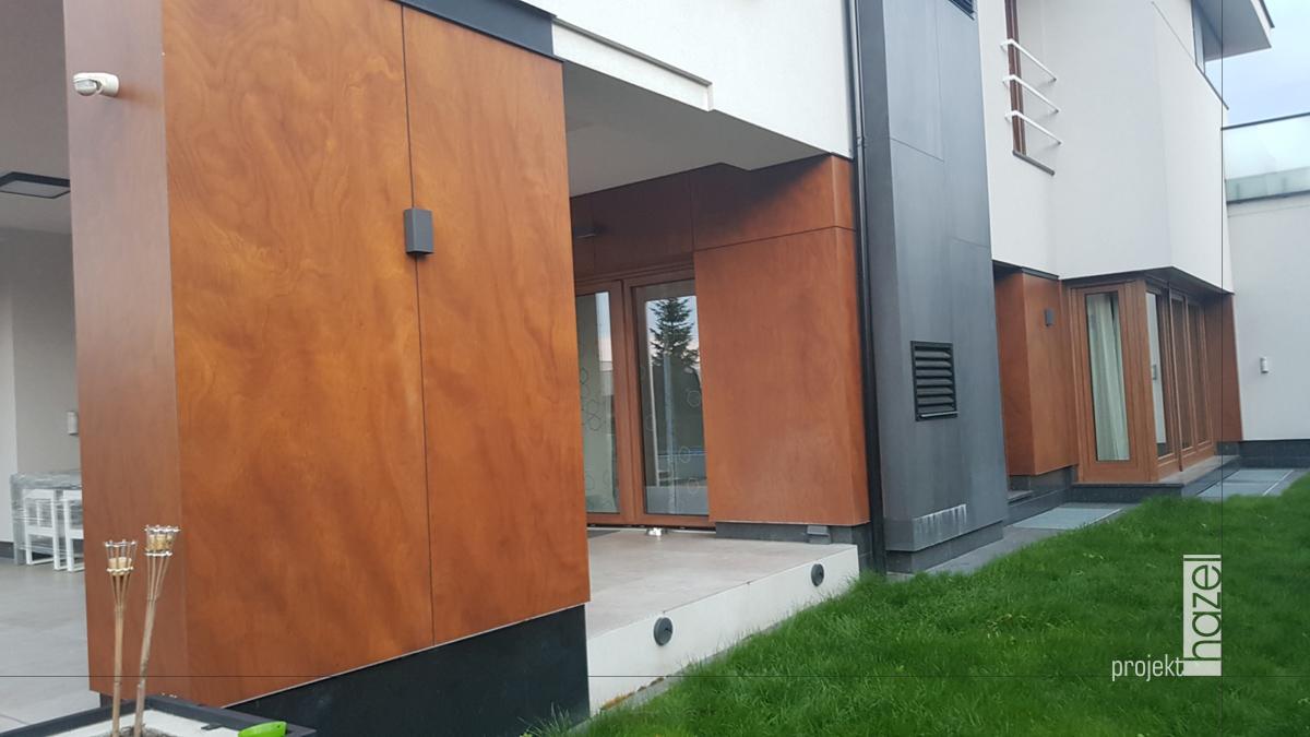 Hazel projekt – projektowanie elewacji. projekt elewacji i ogrodzenia, biała elewacja, projekt elewacji domu piętrowego, projekt ogrodzenia frontowego, projektowanie elewacji online, realizacja projektu elewacji,  elewacja w stylu willowym, elewacja domu w Tomaszowie Lubelskim, 