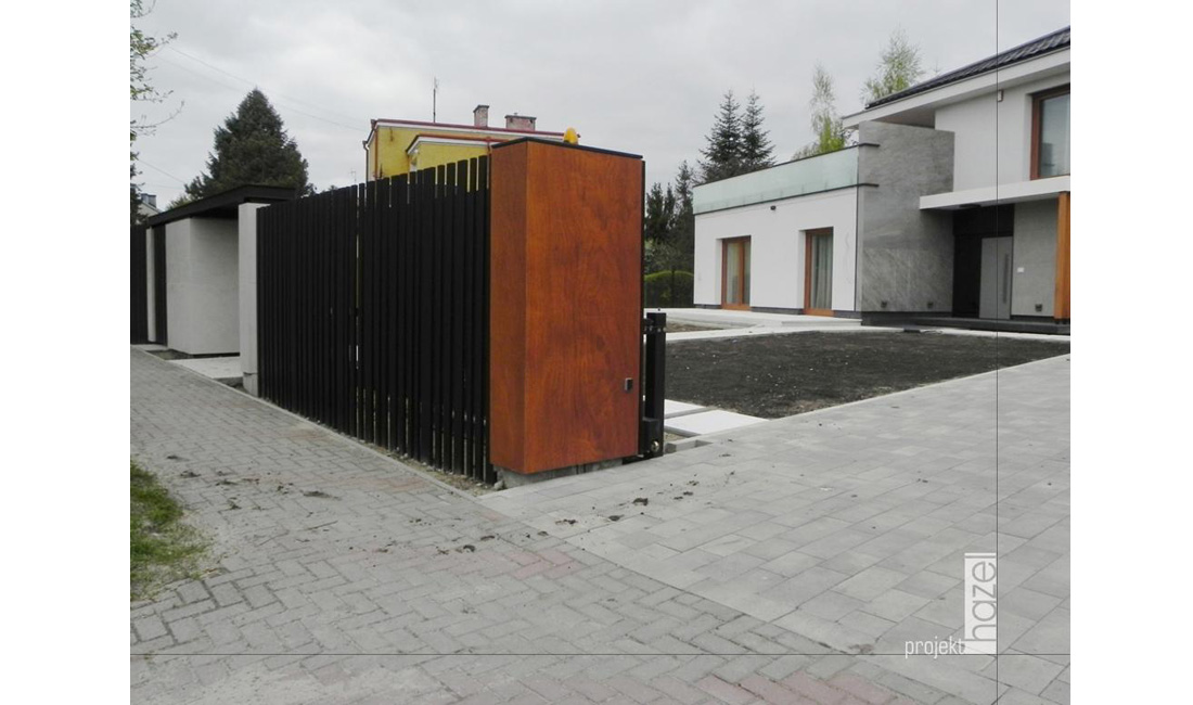 Hazel projekt – projektowanie elewacji. Projekt elewacji Tomaszów Lubelski. projekt ogrodzenia frontowego, projektowanie ogrodzeń, furtka z zadaszeniem, stalowe ogrodzenie, projektowanie ogrodzeń, projekt terenu posesji, realizacja projektu ogrodzenia, nowoczesne ogrodzenie frontowe, 
