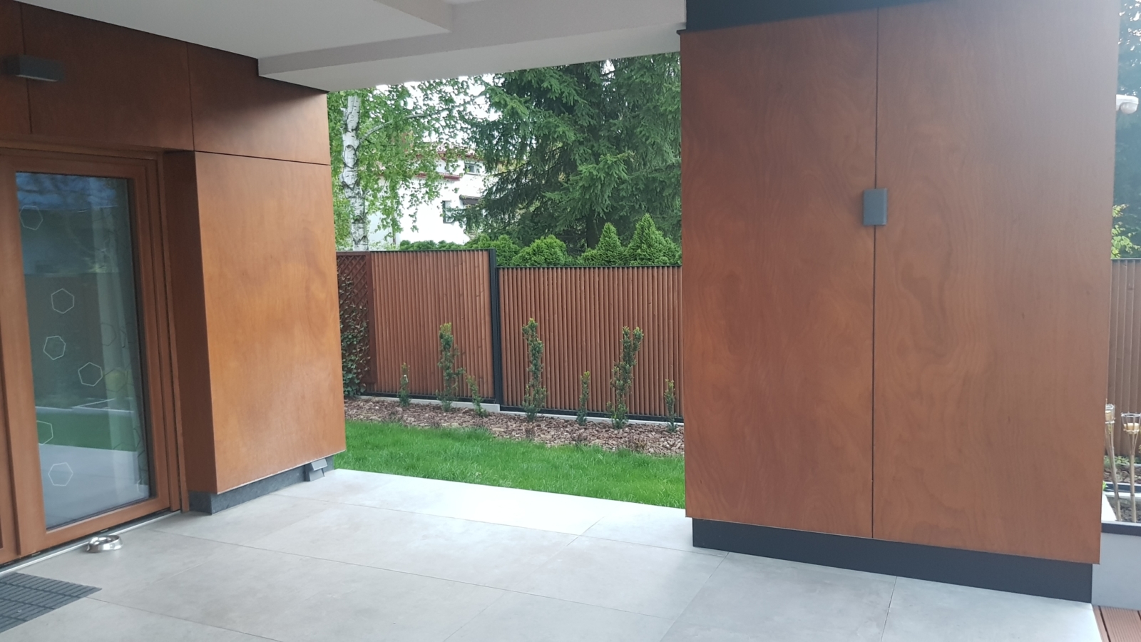 Hazel projekt – projektowanie elewacji. projekt elewacji i ogrodzenia, biała elewacja, projekt elewacji domu piętrowego, projekt ogrodzenia frontowego, projektowanie elewacji online, realizacja projektu elewacji,  elewacja w stylu willowym, elewacja domu w Tomaszowie Lubelskim, 