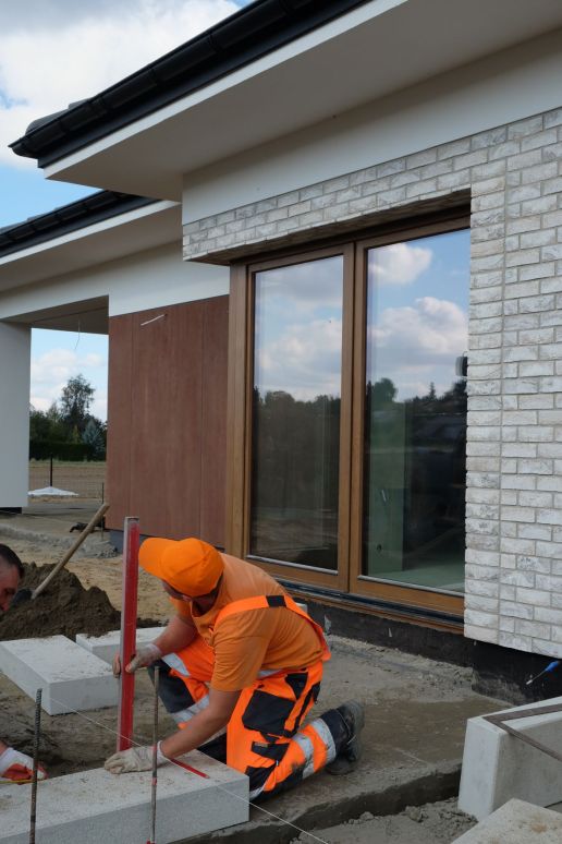 projektowanie traktów na posesji, projekt traktów komunikacyjnych, trakty na posesji, trakty ścieżki na posesji, płyty tarasowe, projekt traktów w strefie wejścia, kostka brukowa, płyty tarasowe, projektujemy teren posesji